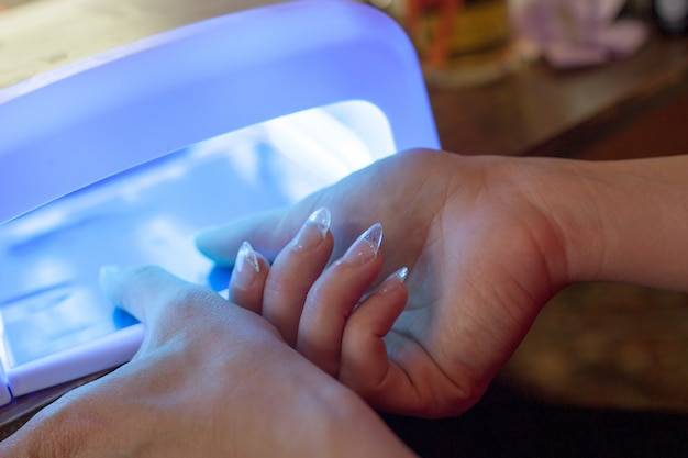 Co lepsze lampa UV czy LED do manicure?