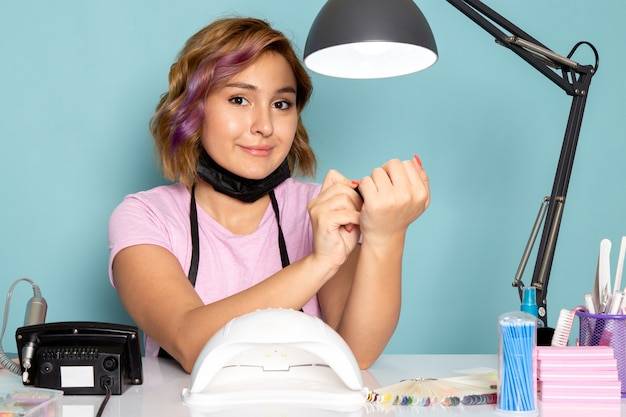 Ile zarabia stylistka paznokci 2026 i co wpływa na wysokość jej pensji?