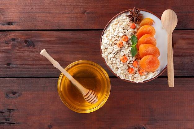 Jak działa TIGI Catwalk Oatmeal Honey odżywka 250 wys24 na włosy?