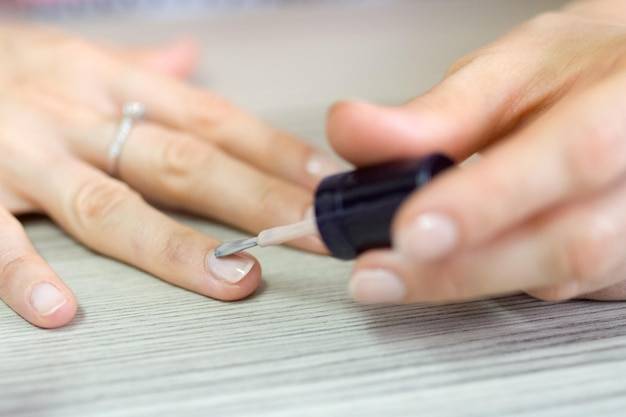 Usuwanie paznokci żelowych w domu bez uszkodzeń płytki