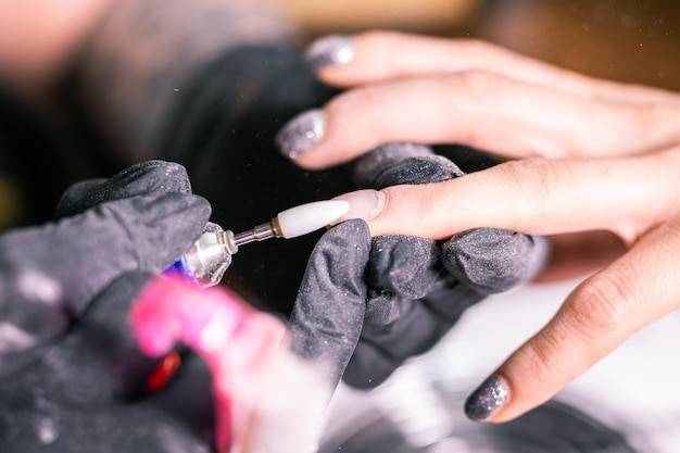 Jak malować paznokcie hybrydą żeby efekt był trwały?