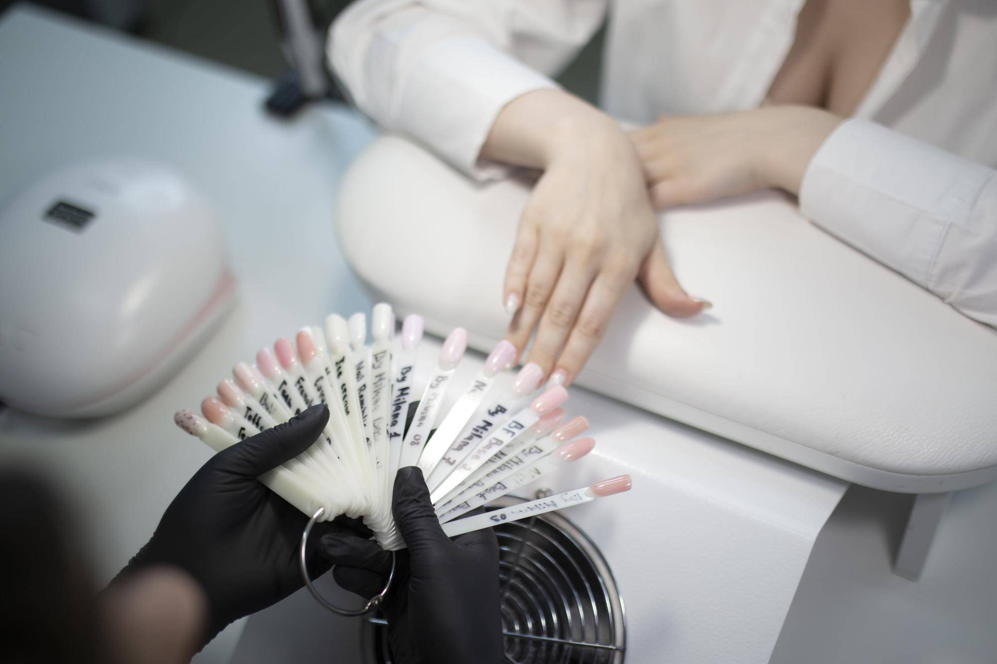 Czym przedłużyć hybrydę aby cieszyć się trwałym manicure?