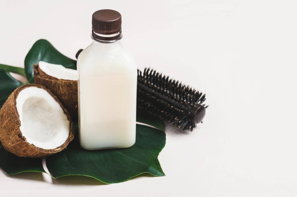 Jak użyć oleju kokosowego na włosy aby poprawić ich kondycję?