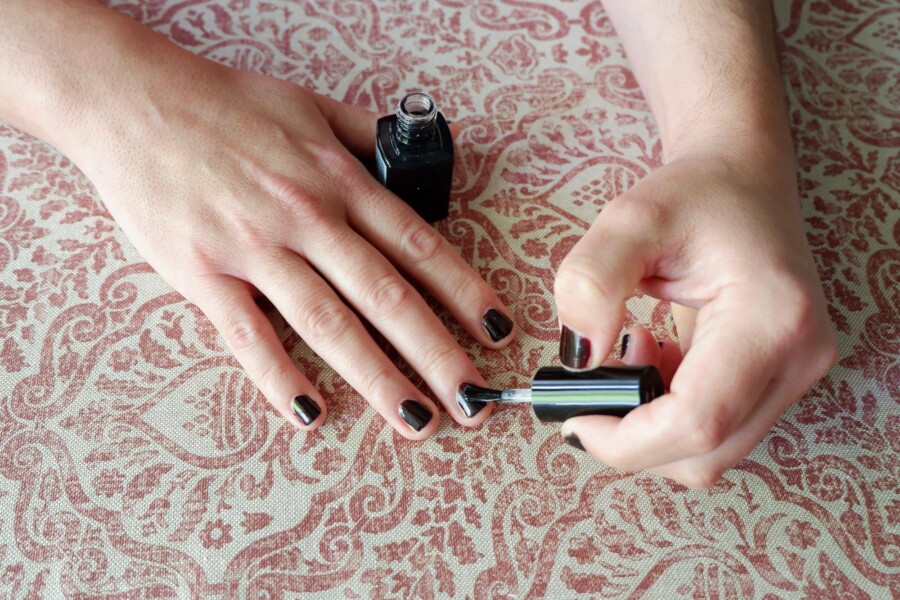 Jakie lakiery do baby boomer wybrać do eleganckiego manicure?