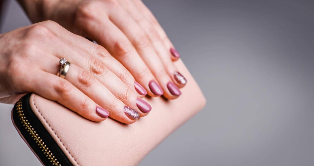 Jaki żel do paznokci żelowych wybrać do domowego manicure?