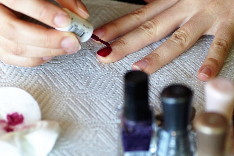Jak nakładać cyrkonie na hybrydy aby manicure był efektowny?