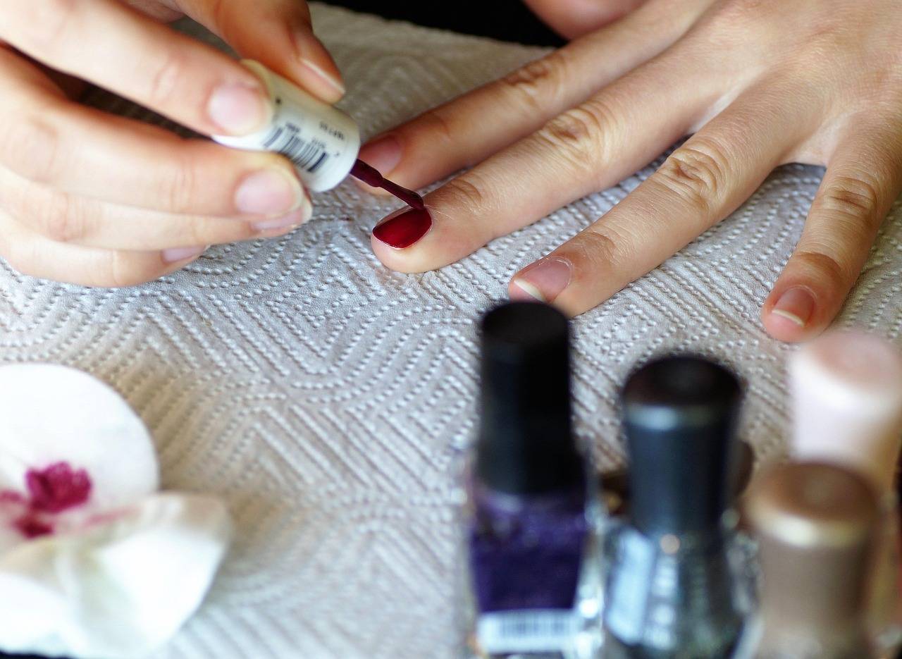 Jak nakładać cyrkonie na hybrydy aby manicure był efektowny?