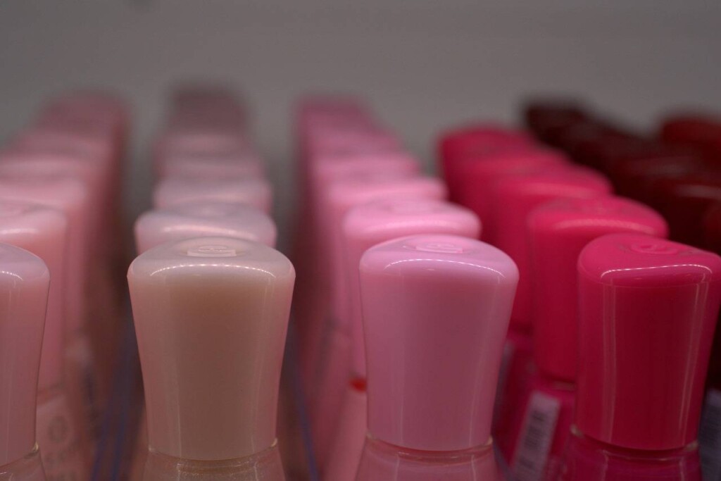 Jak nałożyć efekt syrenki na hybrydę żeby uzyskać lśniący manicure?